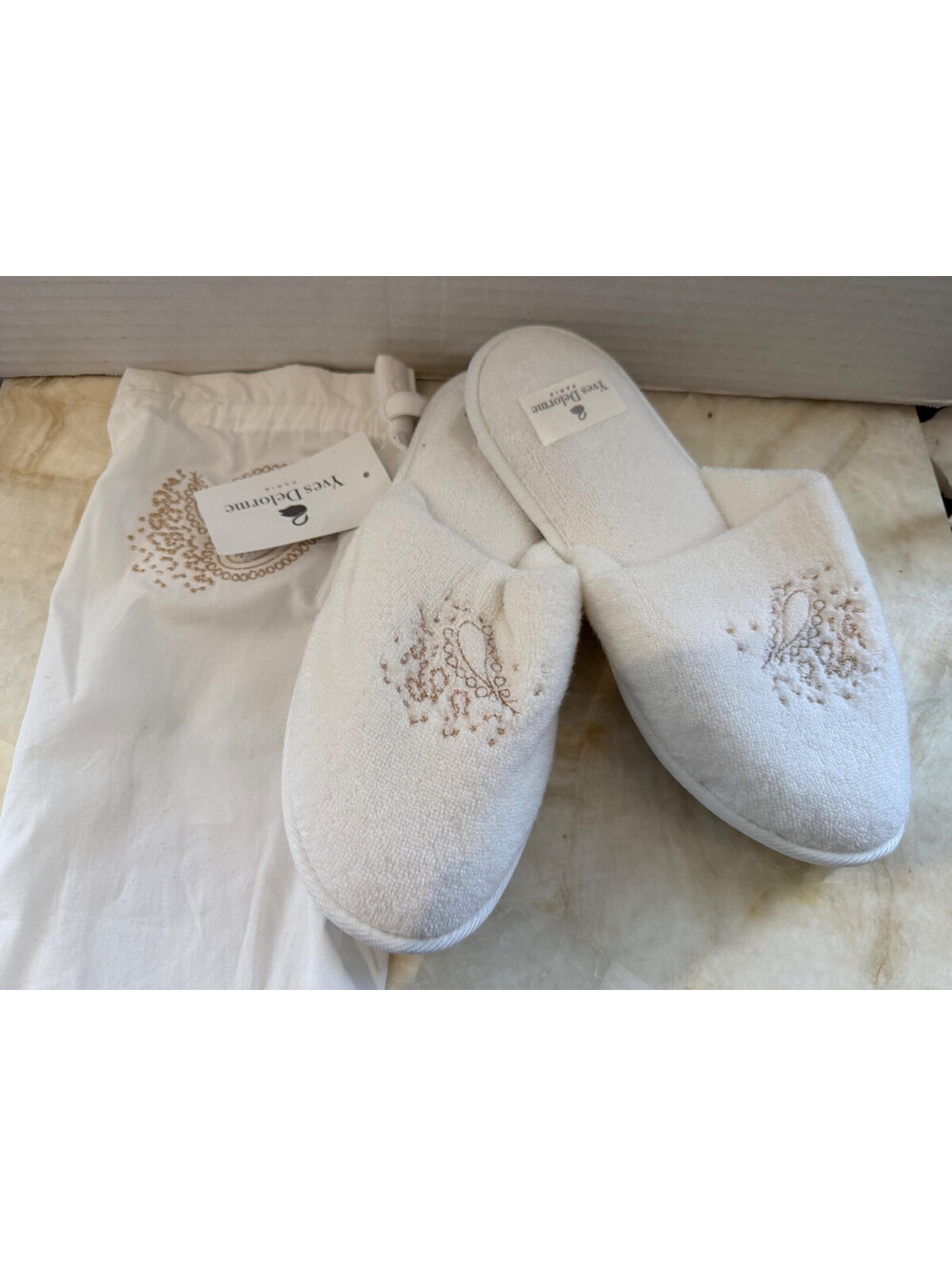 NWT Yves Delorme Paris Luxury White Terry Spa Slippers Embroidered Paisley Bag